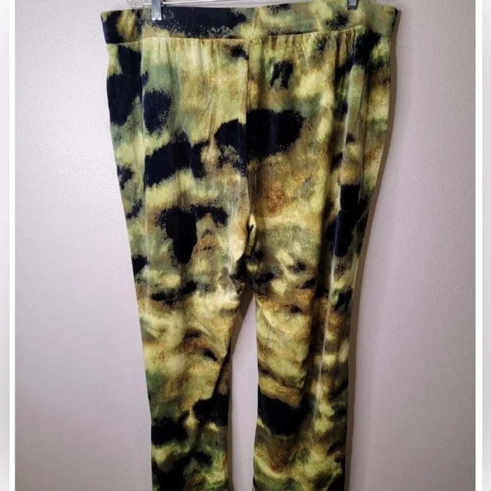 Juicy 2pc. Lounge Outfit NEW With Tags Camo Velveteen Yoga Pant/Olive L/S Tee 2X - Picture 7 of 14